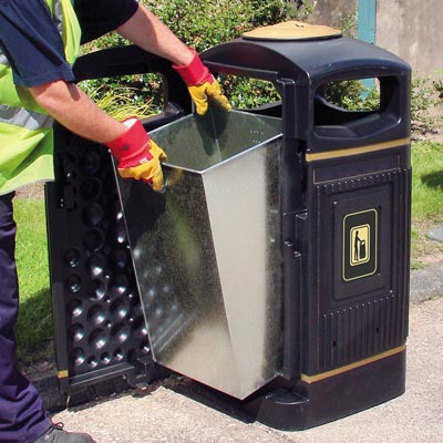 Glasdon Jubilee 29G trash can with metal liner - Emptying